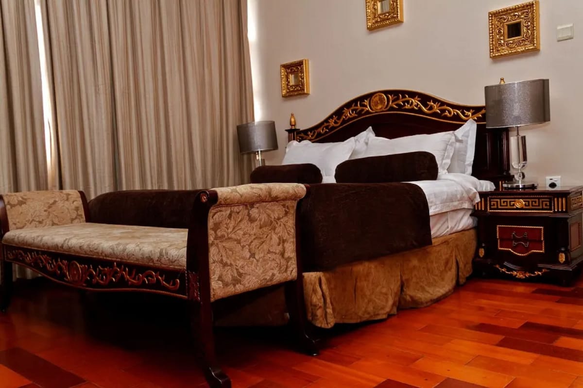 /web/uploads/116/Owu Crown Hotel ibadan/room-photos/Suite/owu crown sui.jpg